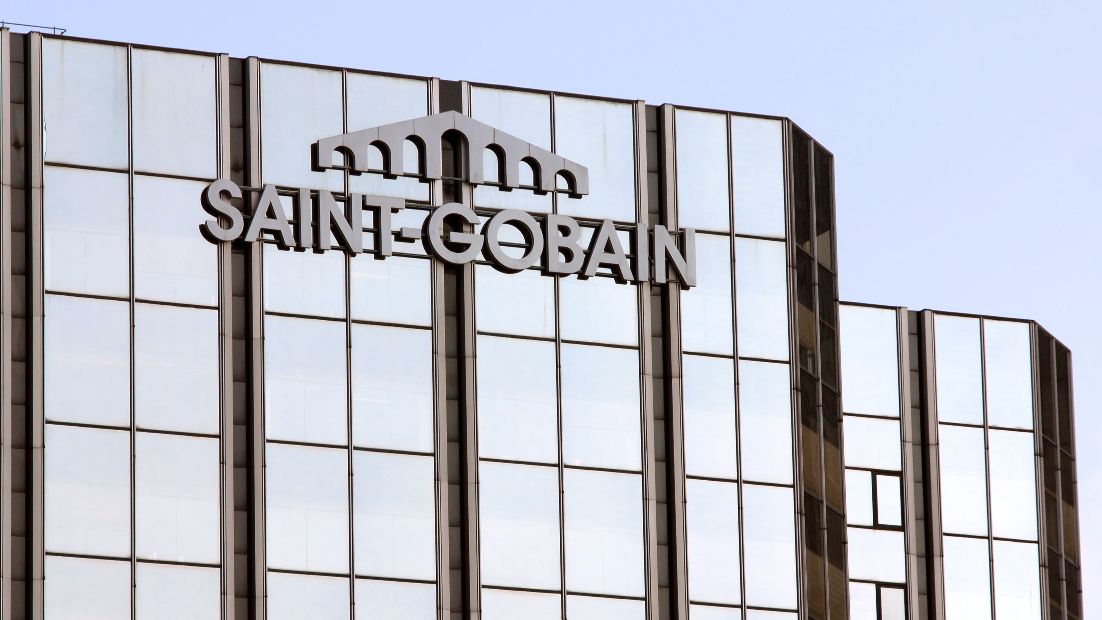 SAINT-GOBAIN REHAUSSE SES OBJECTIFS FINANCIERS ET PRÉVOIT 12 MILLIARDS D'EUROS D'INVESTISSEMENTS D'ICI 2030