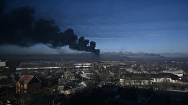 De la fumée au-dessus d'un aéroport militaire près de Kharkiv, après un bombardement, le 24 février 2022 en Ukraine