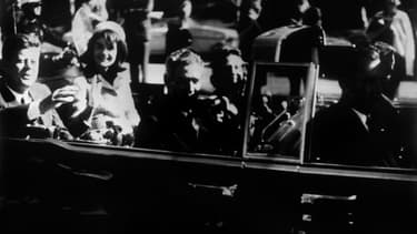 John F. Kennedy et sa femme Jacqueline, quelques moments avant l'assassinat du président américain le 22 novembre 1963 à Dallas, au Texas.