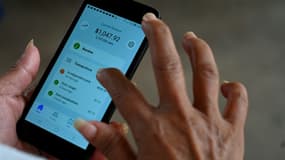 Une femme utilise l'application Bitcoin dans un magasin de El Zonte (Salvador) le 4 septembre 2021