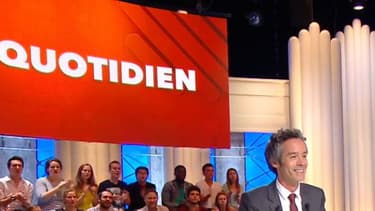 Yann Barthès sur le plateau de Quotidien sur TMC