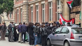 L'école de journalisme est bloquée ce jeudi 2 mai par des manifestants pro-Palestine.