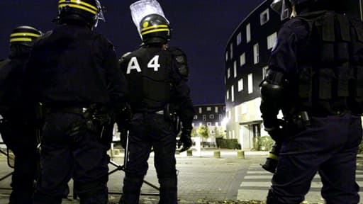 Environ 150 policiers et CRS sont déployés dans un quartier de la banlieue parisienne, où se cristallise l'opposition entre bandes rivales.