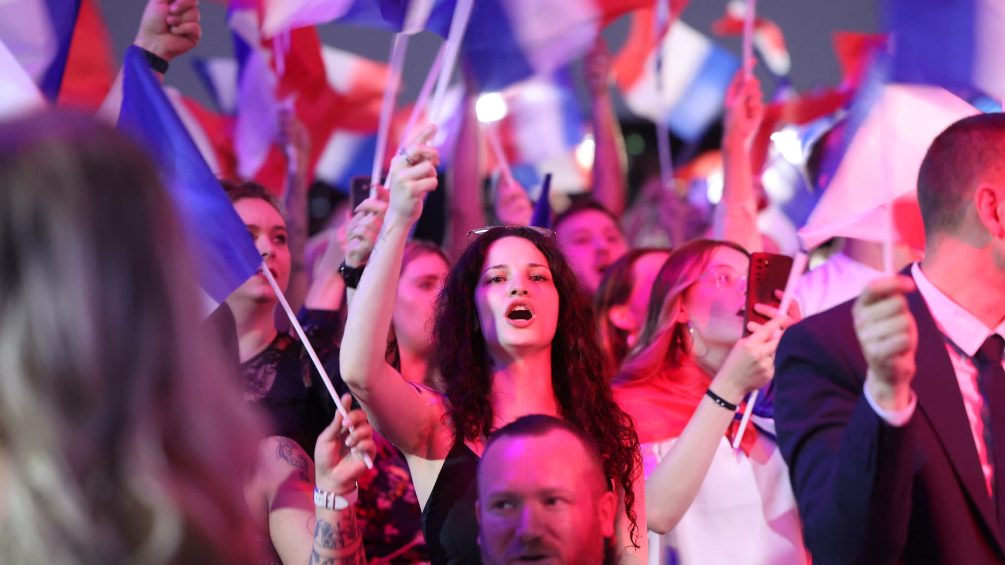 Des militants RN, à Hénin-Beaumont (Pas-de-Calais), le soir du premier tour des élections législatives, le 30 juin 2024.