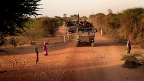 Des militaires français en train de patrouiller dans le village de Guintou près de Gao au Mali en décembre 2021.