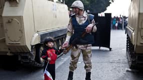 Un soldat égyptien tient la main d'un enfant place Tahrir au Caire.