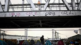 Evacuation le 17 novembre 2022 d'un campement de migrants installé sous le métro aérien, dans le nord de Paris, qui s'est depuis reconstitué