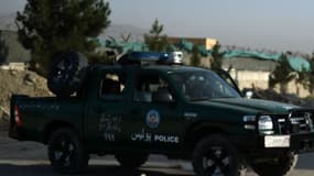 Un policier afghan à côté de l'hôtel Northgate, situé dans les faubourgs de Kaboul, où un camion piégé a explosé