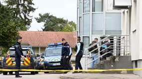 Des gendarmes devant un immeuble où une fillette de cinq ans a été retrouvée morte, le 26avril 2023 à Rambervillers, dans les Vosges