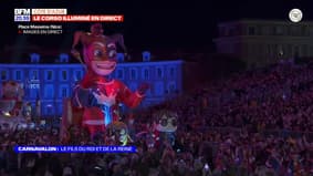 Carnavalon, le fils du roi et de la reine du carnaval de Nice, défile à son tour au corso illuminé