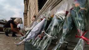 Des fleurs déposées le 2 octobre 2017 devant la gare Saint-Charles de Marseille en hommage aux deux victimes de l'attaque