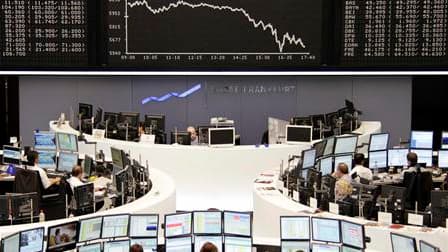 A la Bourse de Francfort. Les Bourses européennes ont replongé mercredi au lendemain d'une accalmie qui n'aura pas dépassé la mi-séance, les marchés ayant été lourdement pénalisés par plusieurs rumeurs concernant les banques. A Paris, le CAC 40 a fini en