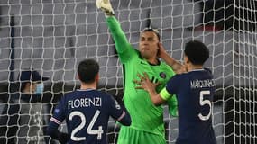 Le gardien du Paris-SG, Keylor Navas, félicité par ses coéquipiers Marquinhos et Alessandro Florenzi après son arrêt d'un penalty de Messi lors du 8e de finale retour de la Ligue des champions contre Barcelone, au Parc des Princes, le 10 mars 2021