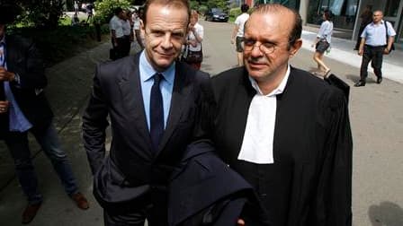 François-Marie Banier (à gauche) en compagnie de son avocat Me Hervé Temime, au sortir d'une audience à Nanterre sur la plainte déposée ontre lui pour "abus de faiblesse". Une enquête préliminaire de police a été ouverte par le parquet de Paris sur la mis