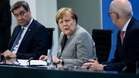 Markus Soeder, président du Länder de Bavière, la chancelière allemande Angela Merkel and Peter Tschentscher, maire d'Hambourg, à une conférence de presse, le 15 avril 2020