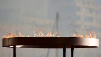 Le premier chaudron de la flamme olympique embrasé sur le Vieux-Port de Marseille, le 8 mai 2024