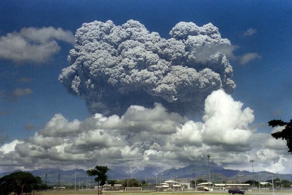 L'éruption volcanique du mont Pinatubo, au-dessus de la base aérienne américaine de Clark, aux Philippines, le 12 juin 1991.