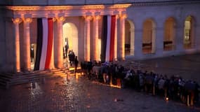 Aux Invalides, des personnalités du monde politique rendent hommage à Jacques Chirac  