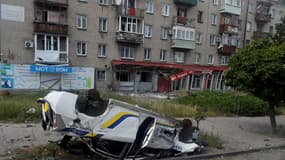 Une voiture détruite à Lyssytchansk, en Ukraine occupée, le 12 juillet 2022 (illustration)