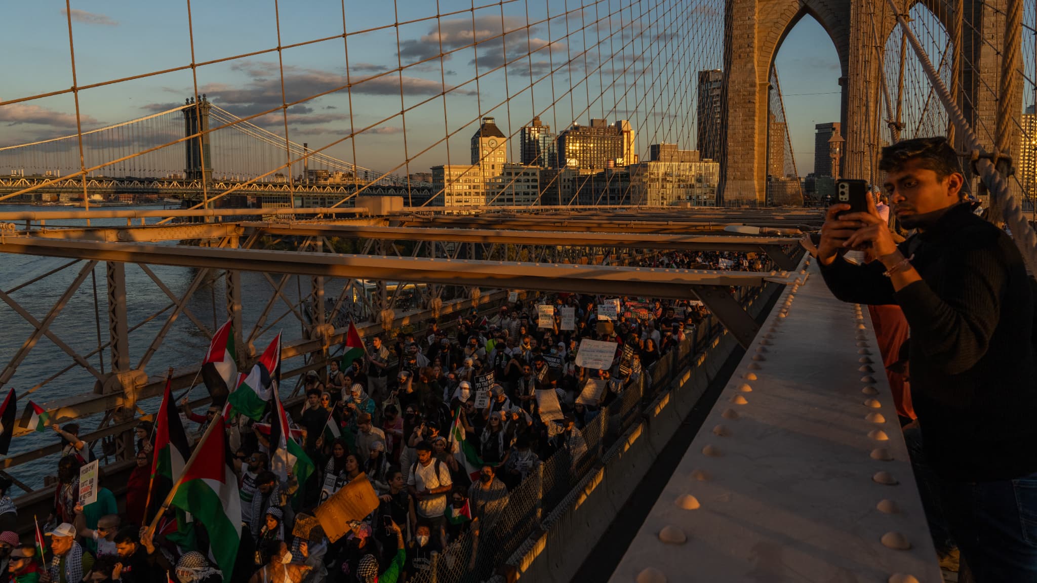 Des milliers de manifestants pro-palestiniens sur le pont de Brooklyn, à New York, le 29 octobre 2023