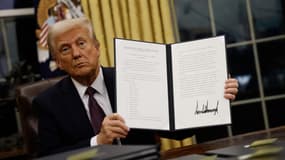Donald Trump présente un décret signé le 20 janvier 2025 