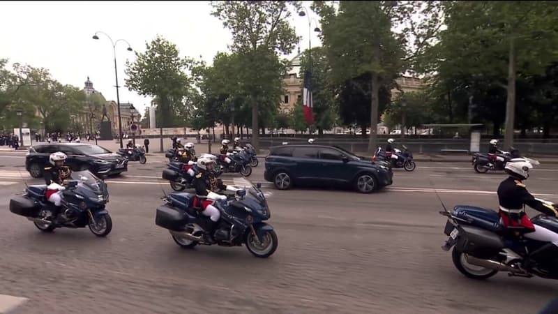 8-Mai: Emmanuel Macron remonte les Champs-Élysées