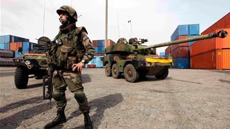 Soldats français dans le port d'Abidjan. Laurent Gbagbo a appelé à la résistance contre les soldats français de la force Licorne présents en Côte d'Ivoire, selon son porte-parole, Ahoua Don Mello. /Photo prise le 9 avril 2011/REUTERS/Luc Gnago