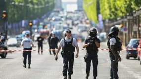 Des agents des forces de l'ordre sur les Champs-Élysées le 19 juin 