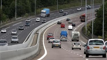 Les autoroutes françaises sont parmi les plus sûres d'Europe mais de gros efforts restent à faire pour sécuriser le reste du réseau, selon une étude européenne réalisée sur des échantillons de voiries. /Photo d'archives/REUTERS/Charles Platiau