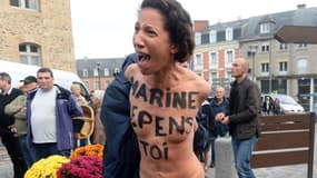 "Marine, repens-toi", avait peint cette activiste des Femen sur sa poitrine, à l'attention de Marine Le Pen.