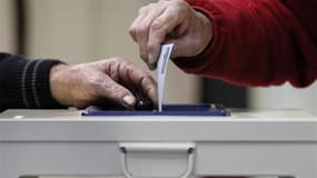 François Hollande et Nicolas Sarkozy obtiennent chacun 27% des intentions de vote au premier tour de l'élection présidentielle, le candidat socialiste battant le président sortant par 55% contre 45% au second, selon un sondage TNS Sofres-Sopra Group publi