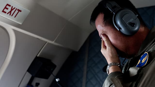 Un membre de la famille d'un des passagers à bord du vol QZ8501 pleure lors d'une opération de recherche de l'armée indonésienne au dessus de la mer de Java, le 30 décembre 2014.