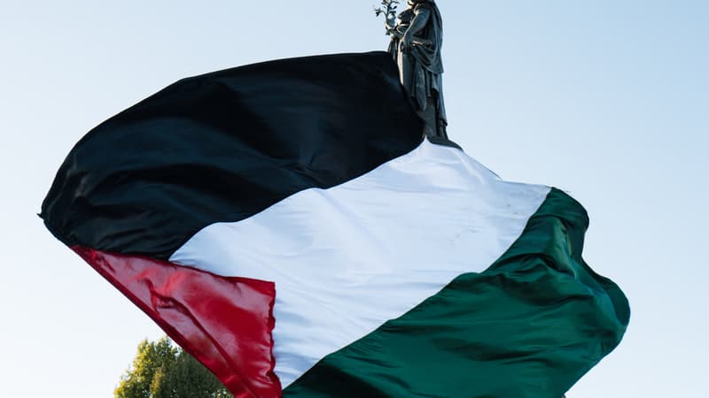 Des manifestants brandissent un drapeau palestinien lors du rassemblement « Stop au génocide » en soutien à Gaza, place de la République, à Paris, en France, le 17 septembre 2025. 