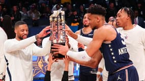 Giannis Antetokounmpo soulève le trophée après la victoire de l'Est lors du All-Star Game