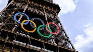 Les anneaux olympiques sur la Tour Eiffel en juillet 2024.