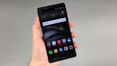 Le Huawei Mate 8 est un grand smartphone à écran 6 pouces.