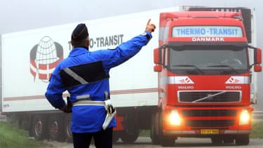 Selon le décret à paraître, le salaire versé au routier étranger arrivant en France, sera donc au minimum le Smic, les cotisations sociales, elles, resteront celles de son pays d'origine.