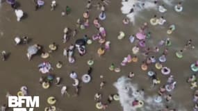  Prise d’assaut, la plage de Qingdao en Chine est recouverte de bouées