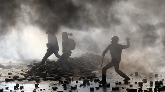 Des manifestants affrontent les forces de l'ordre, le 18 février, à Kiev.