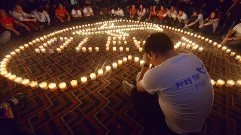 Des proches des passagers du vol MH370 se recueillent à Pékin, le 7 avril 2014. 