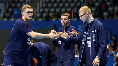 Alexis et Félix Lebrun se congratulent pendant un match de la France aux championnats d'Europe par équipes, octobre 2025
