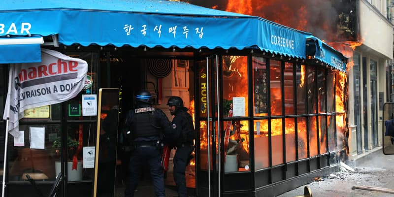Un incendie touche la façade d'un immeuble à Paris lors de la manifestation du 10 septembre
