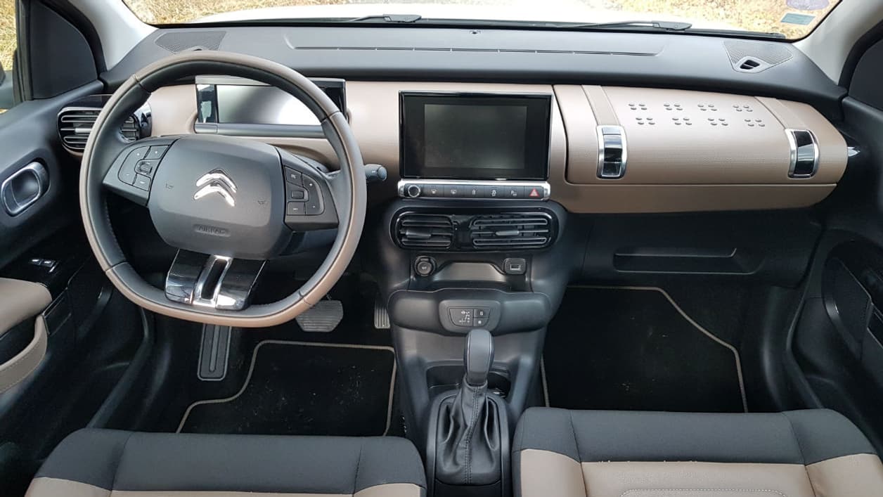 L'intérieur de ce premier C4 Cactus arrivait à un résultat à la fois original dans sa présentation et plutôt fonctionnel et confortable. L'intérieur de ce premier C4 Cactus arrivait à un résultat à la fois original dans sa présentation et plutôt fonctionnel et confortable.