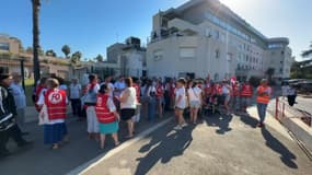 Un cinquantaine de salariés de la  clinique Sainte-Marguerite de Hyères ont manifesté lundi 15 juillet. 