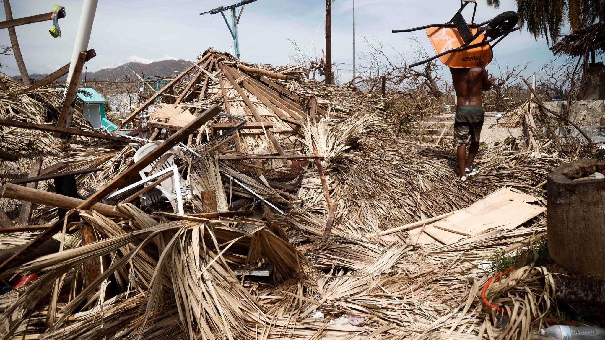 Vue des dégâts causés par le passage de l'ouragan Otis à Acapulco, État de Guerrero, Mexique, le 28 octobre 2023. Le bilan de l'ouragan d'une puissance exceptionnelle qui a frappé la station balnéaire mexicaine d'Acapulco s'est alourdi samedi à 39 morts, a annoncé le gouvernement mexicain. Ce lundi 30 octobre, il fait état de 48 morts. 