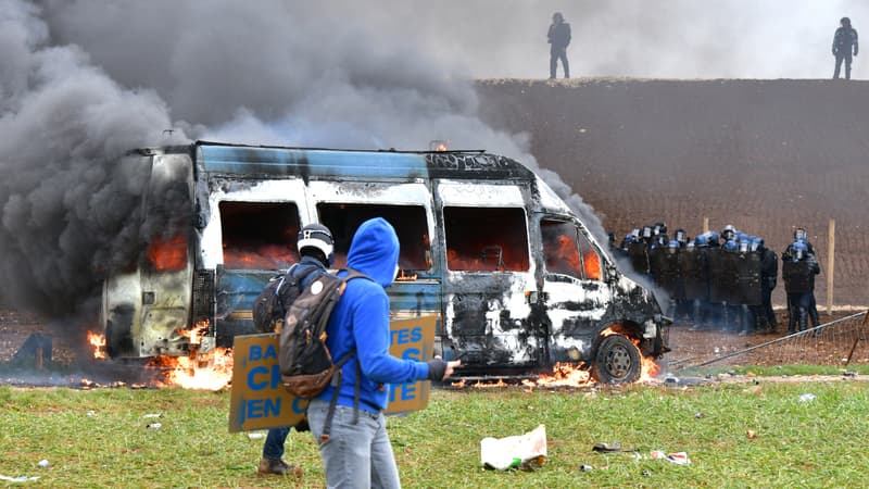 Des bus de gendarmerie brûlés à Saint-Soline