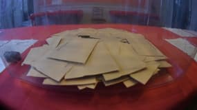 Une urne contenant des bulletins de vote à Strasbourg, le 7 mai 2017.