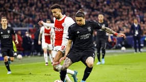 Darwin Nunez devant Noussair Mazraoui, à Amsterdam le 15 mars 2022
