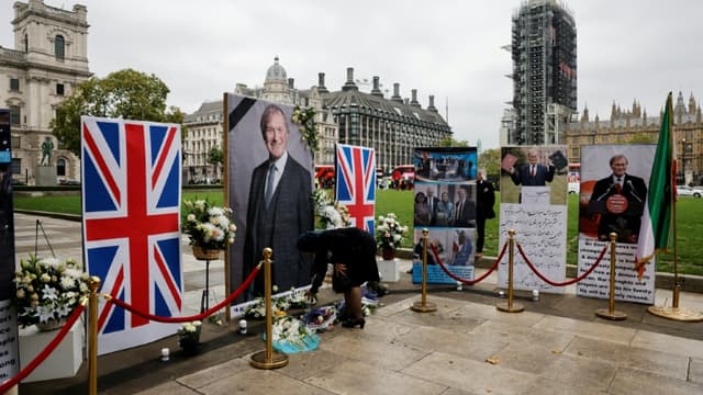 Des fleurs, des messages et des photos du député David Amess, mortellement poignardé, le 18 octobre 2021 à Londres