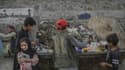 Des enfants faisant les poubelles à Kaboul pour tenter de trouver de la nourriture, le 21 septembre 2021.